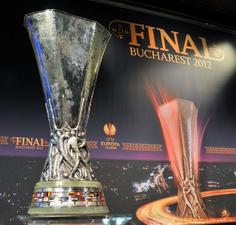 Michel Platini a ajuns în România cu trofeul Europa League